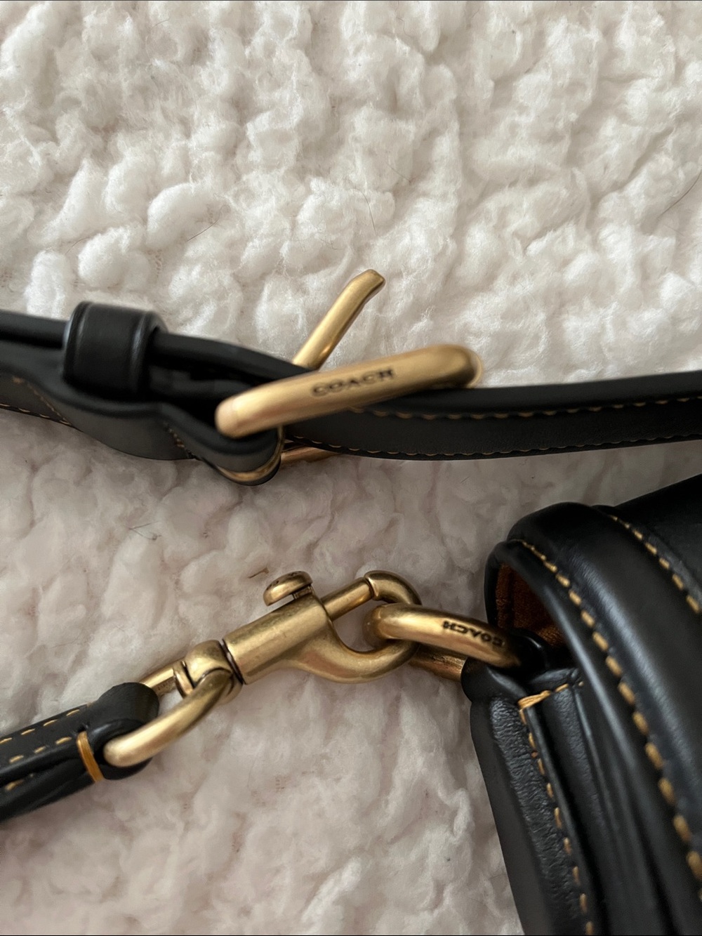 Gorgeous Coach Bag πΌ - Picture 13 of 15